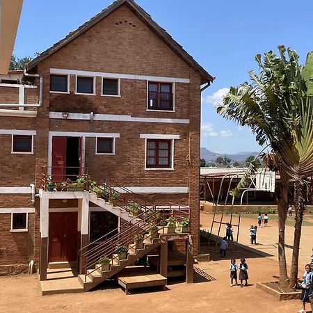 Chambre d'hôtes du lycée Picot de Clorivière dont les Revenues financent l'éducation des élèves Antsirabe Exterior foto