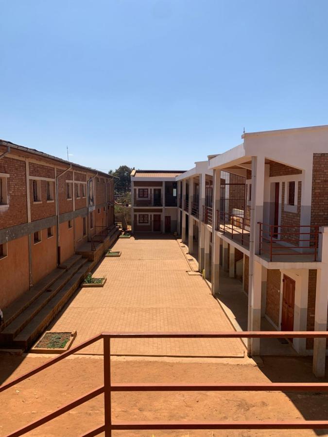 Chambre d'hôtes du lycée Picot de Clorivière dont les Revenues financent l'éducation des élèves Antsirabe Exterior foto